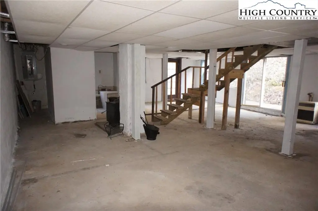 Image number 15 for the current listing