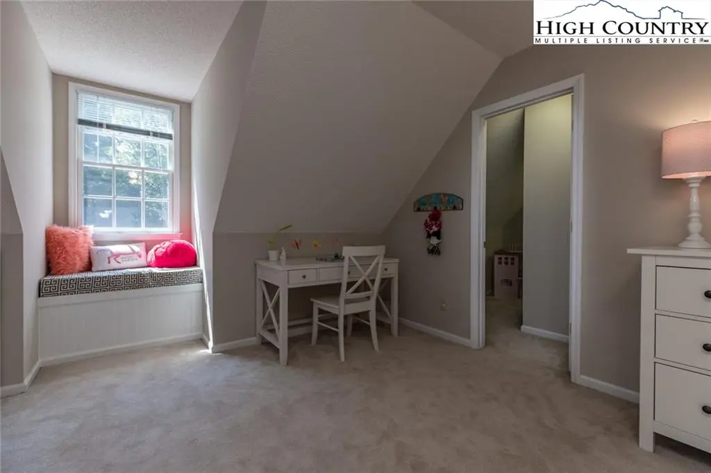 Image number 11 for the current listing