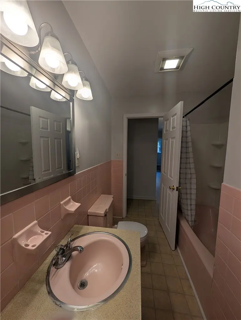 Image number 3 for the current listing