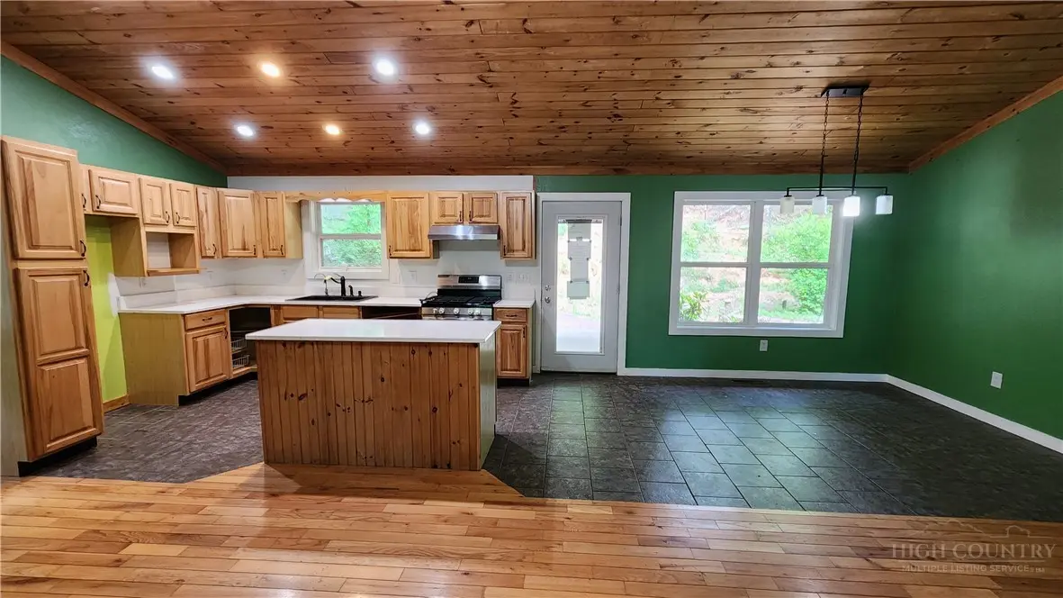 Image number 17 for the current listing
