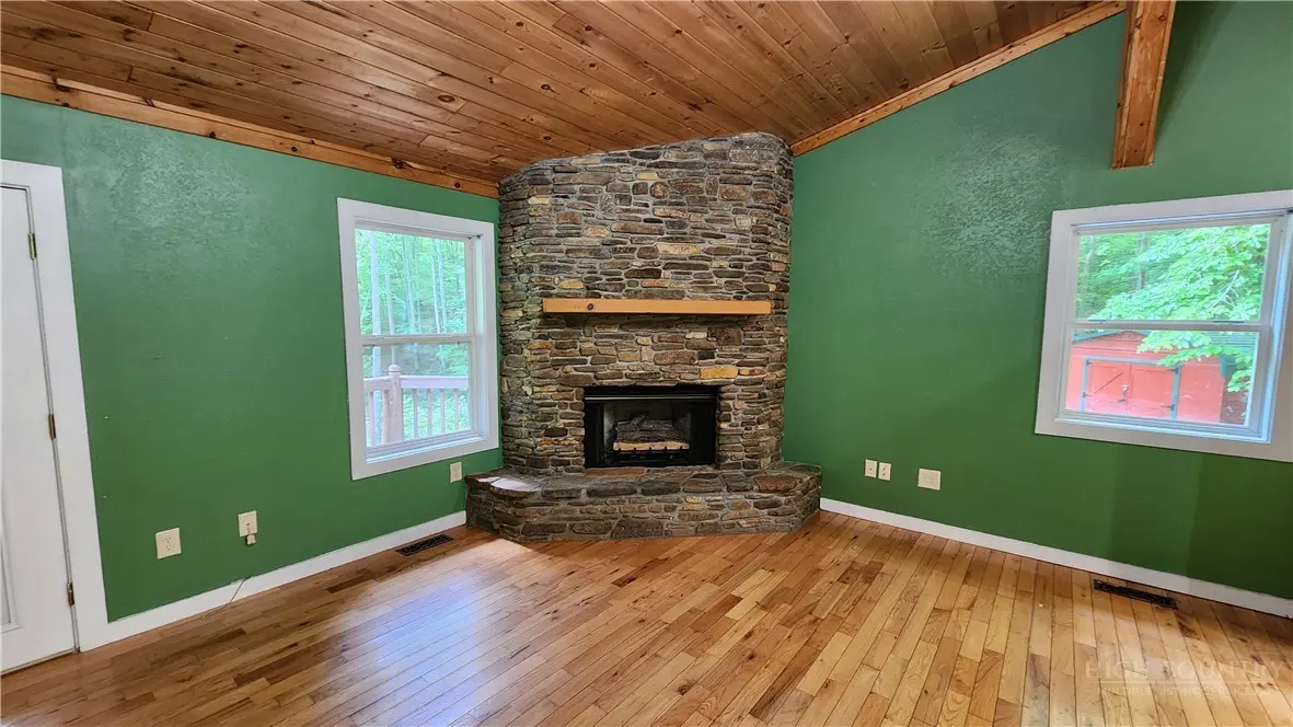 Image number 19 for the current listing