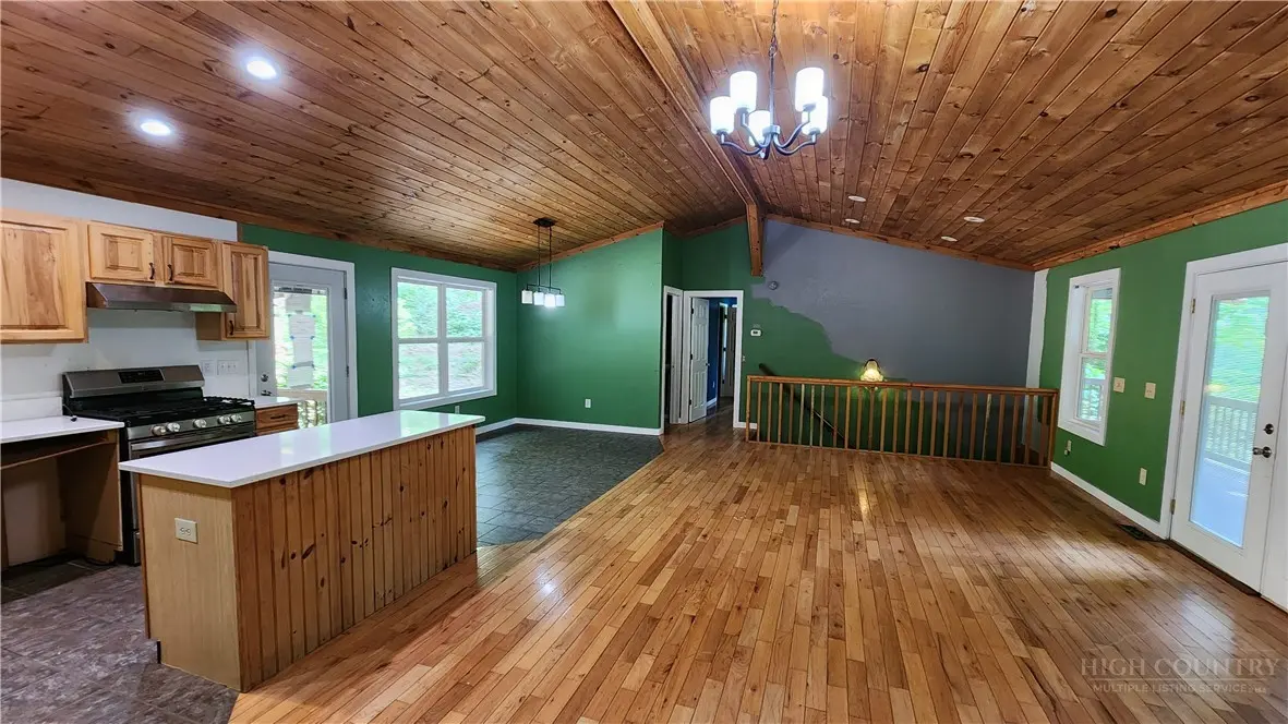 Image number 18 for the current listing