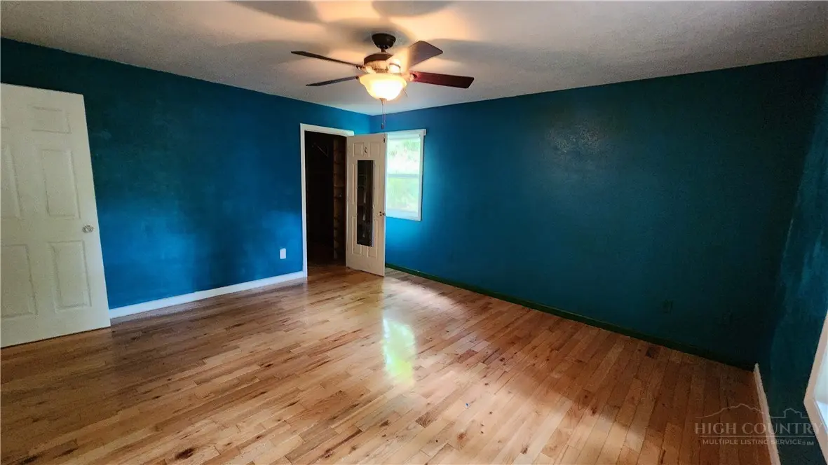 Image number 15 for the current listing