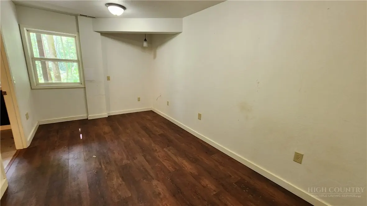 Image number 11 for the current listing
