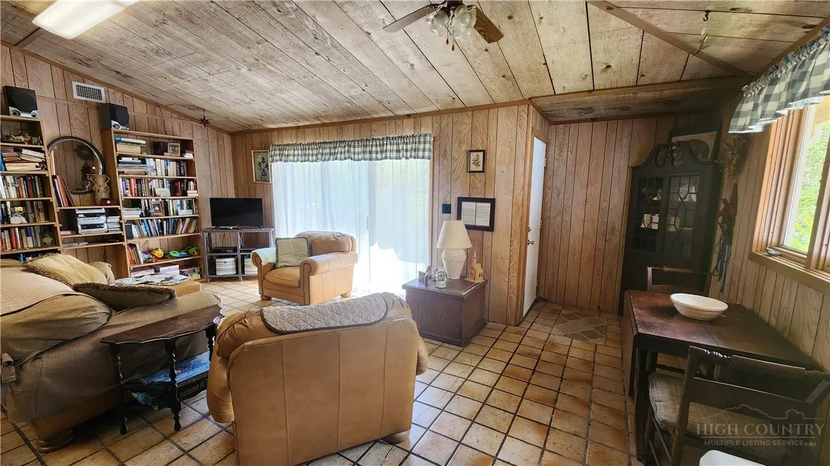Image number 17 for the current listing