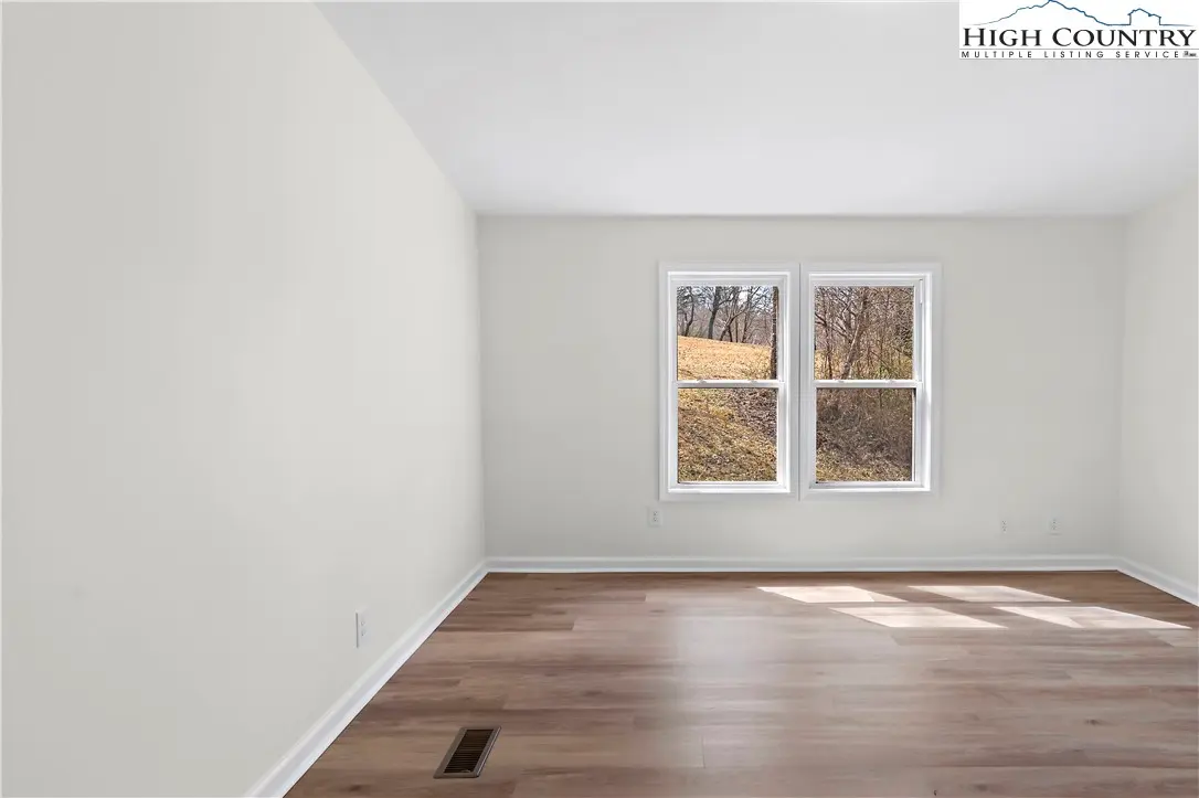 Image number 14 for the current listing