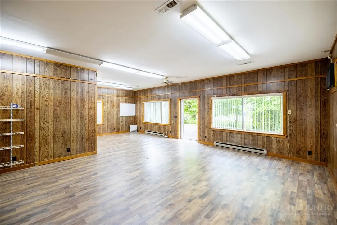 Image number 9 for the current listing