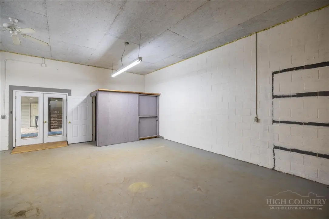 Image number 15 for the current listing