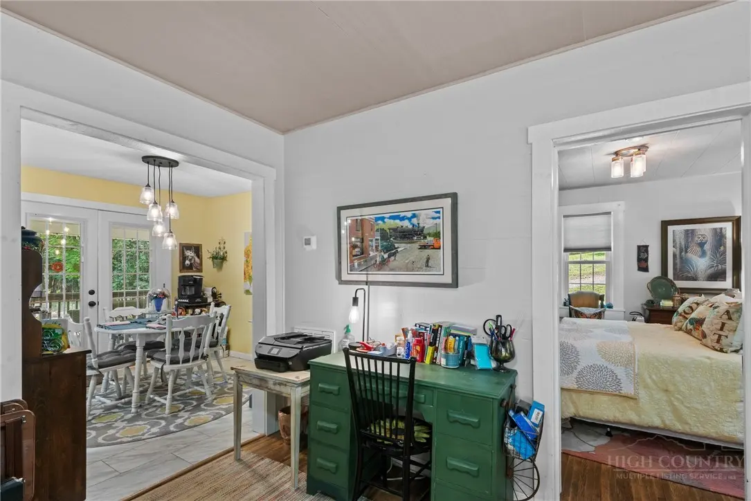 Image number 17 for the current listing