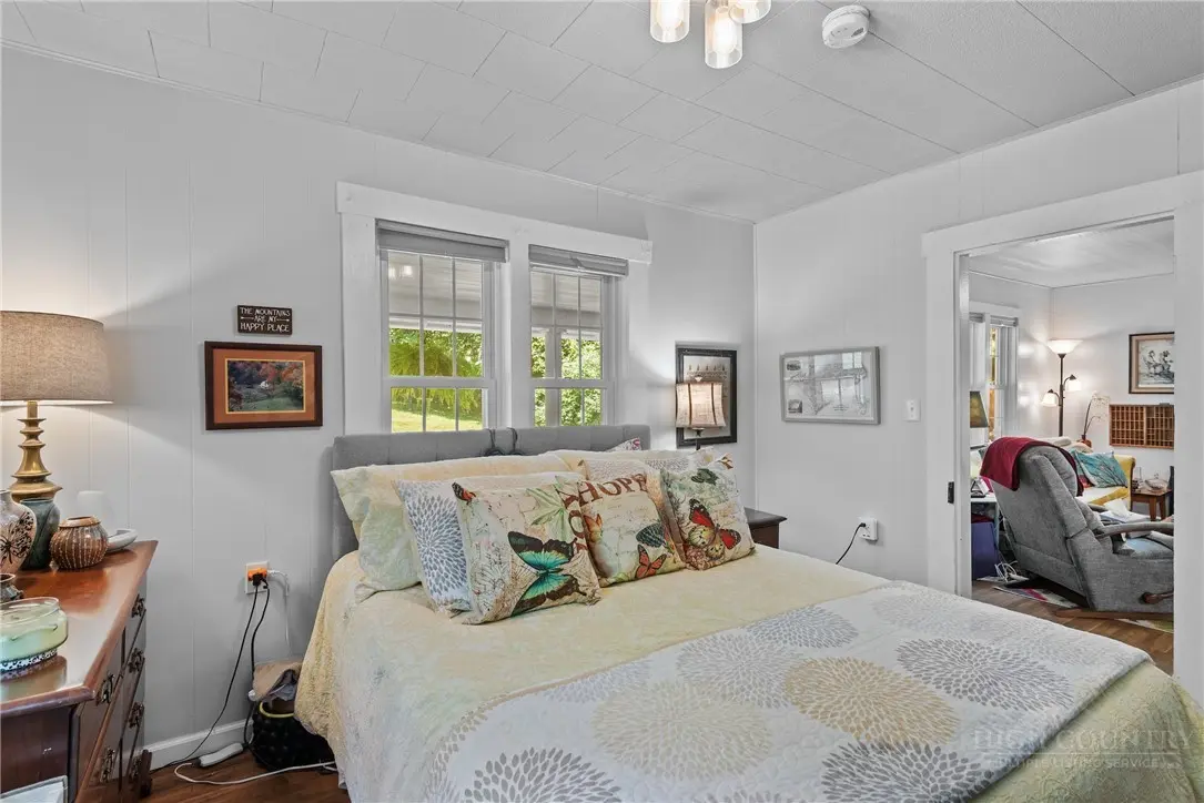 Image number 20 for the current listing