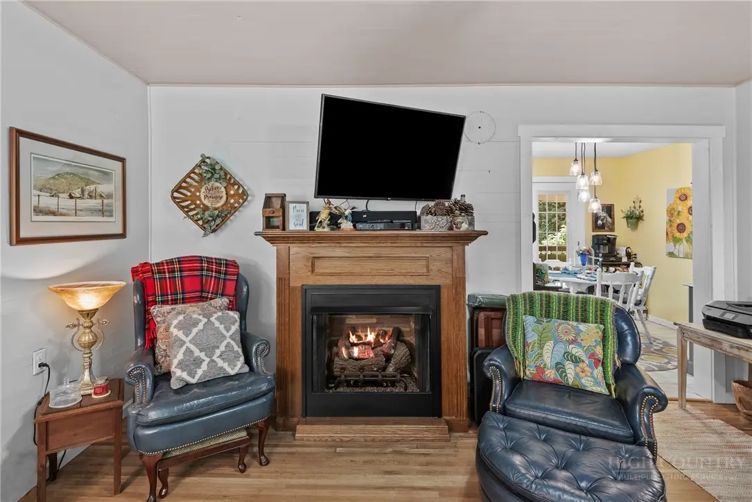 Image number 14 for the current listing