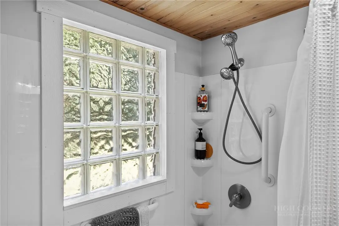 Image number 4 for the current listing