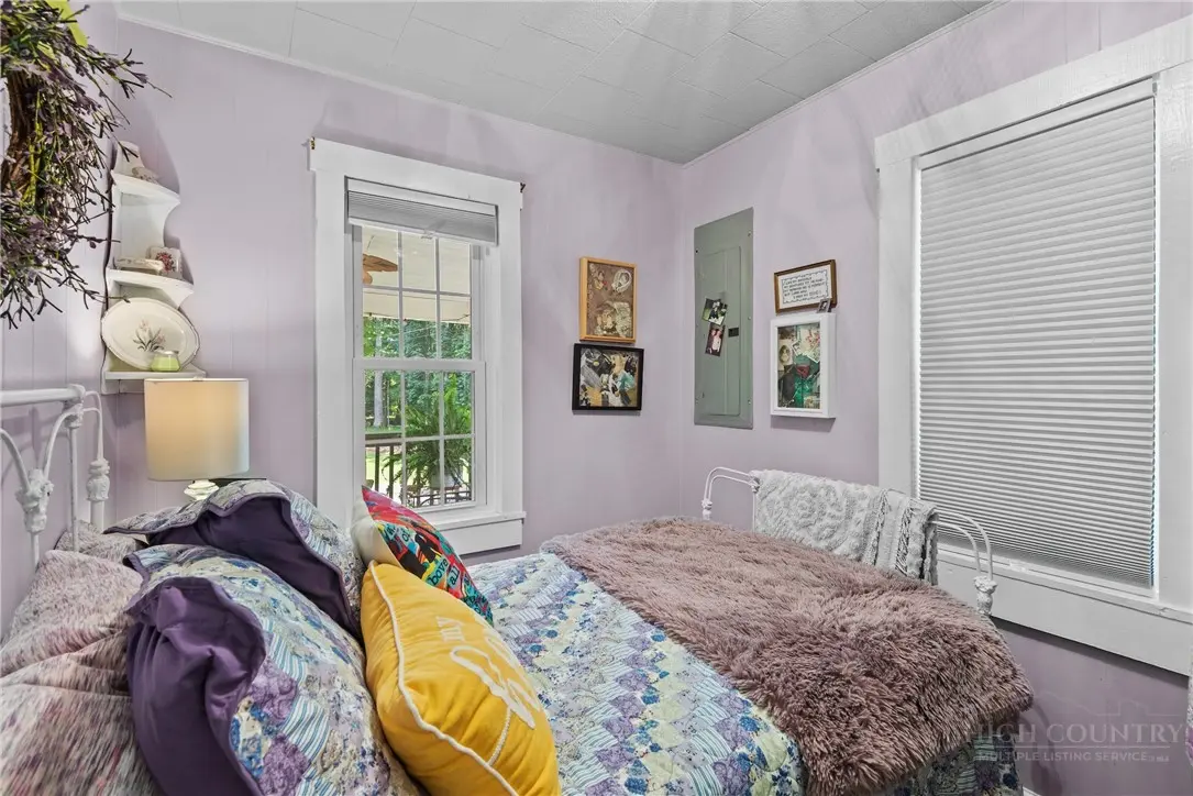 Image number 9 for the current listing