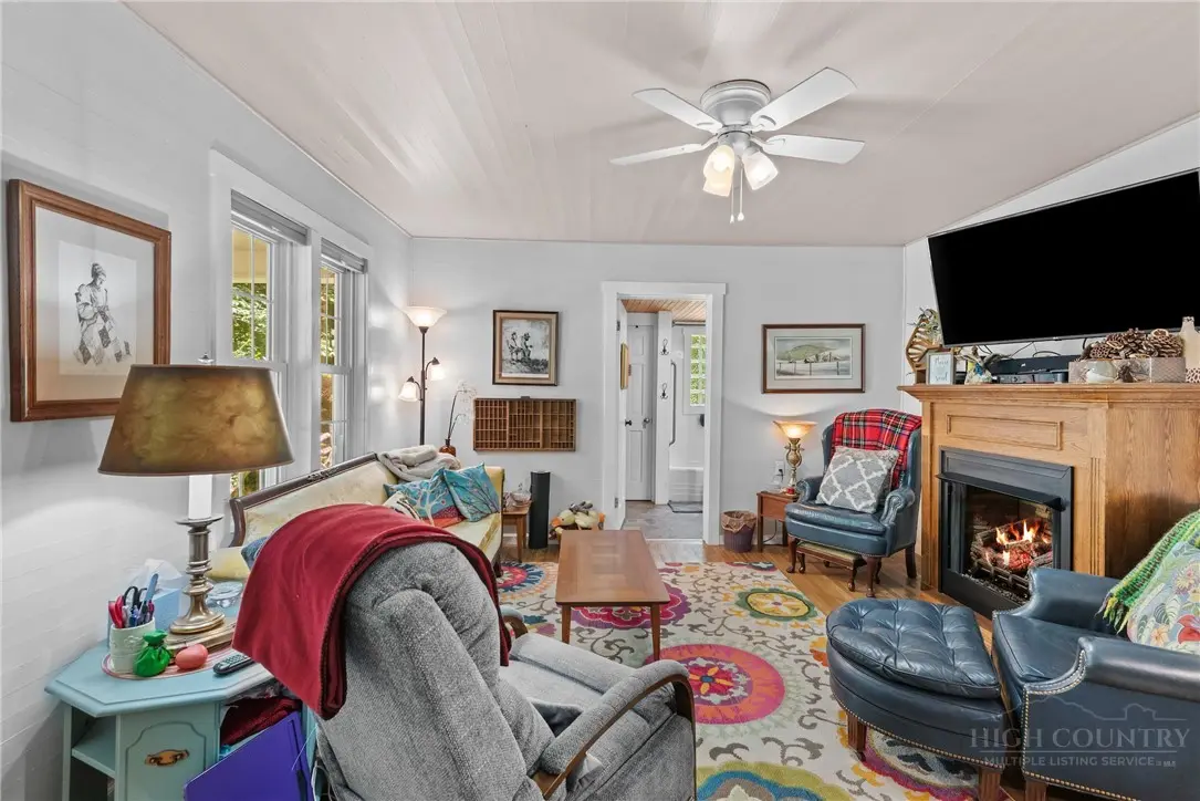 Image number 11 for the current listing