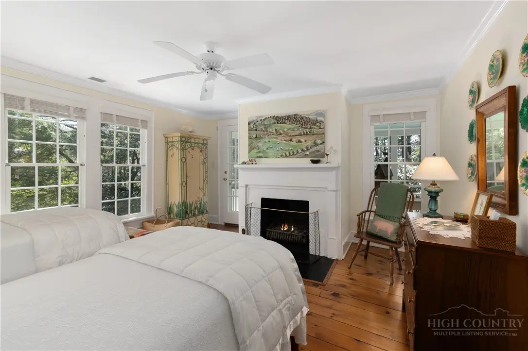 Image number 9 for the current listing
