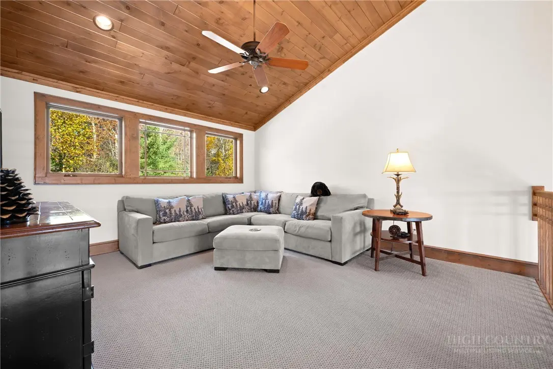 Image number 3 for the current listing