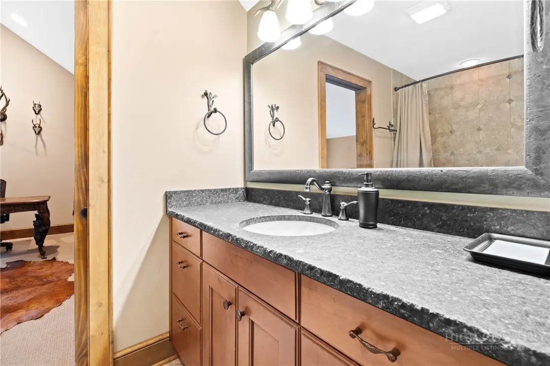 Image number 8 for the current listing
