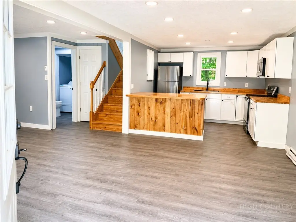 Image number 3 for the current listing