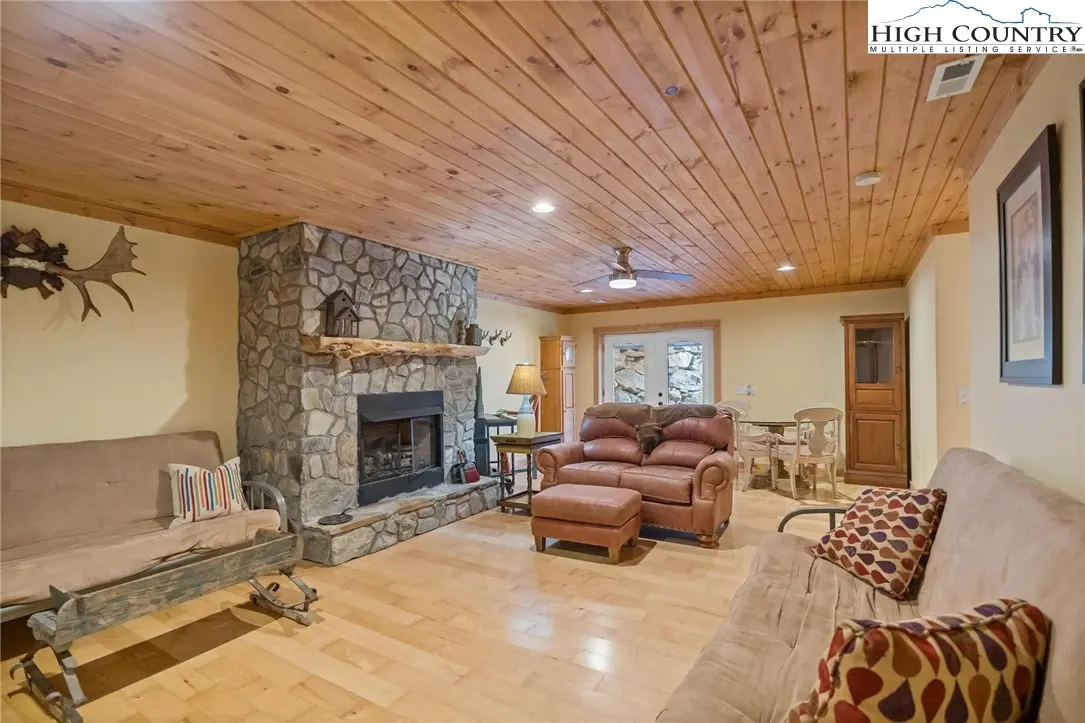 Image number 4 for the current listing