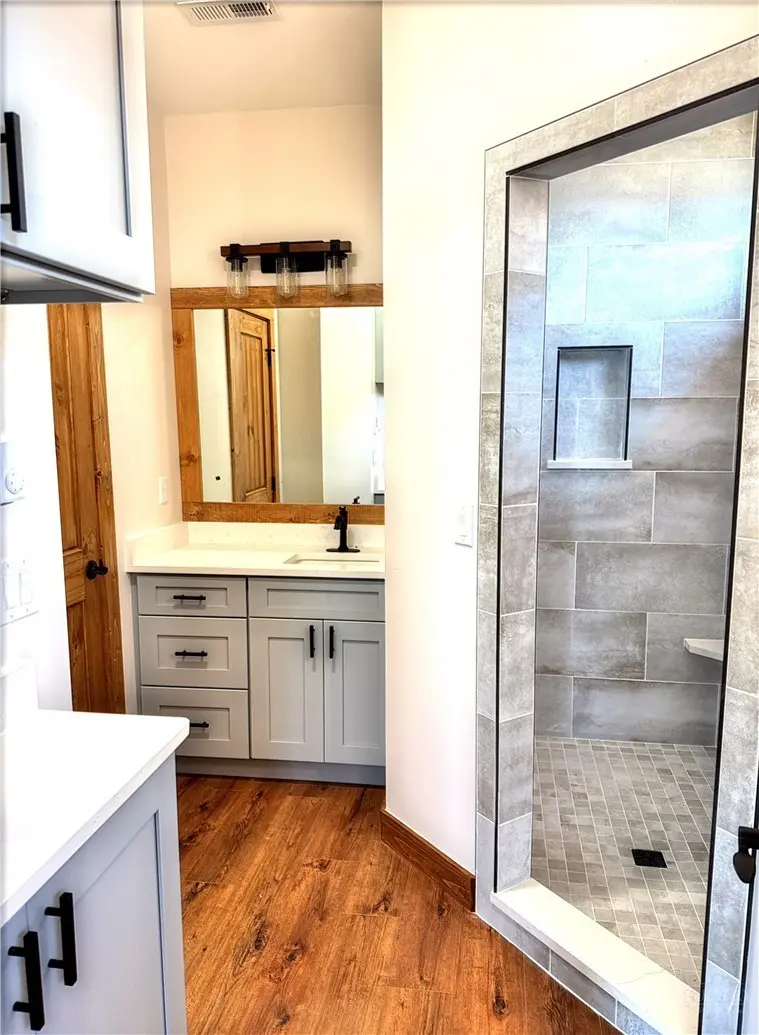 Image number 2 for the current listing