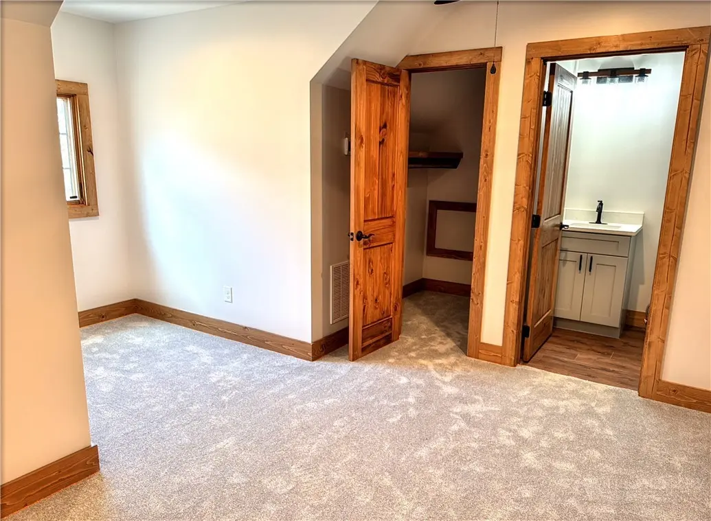 Image number 8 for the current listing