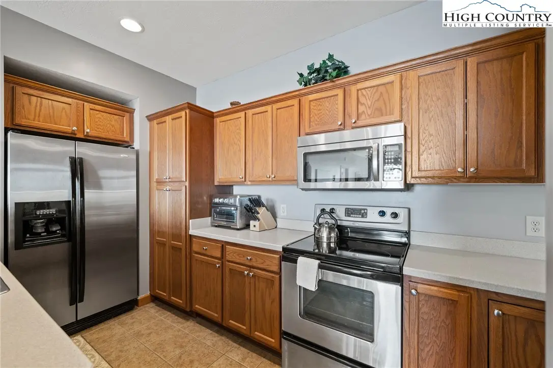 Image number 2 for the current listing