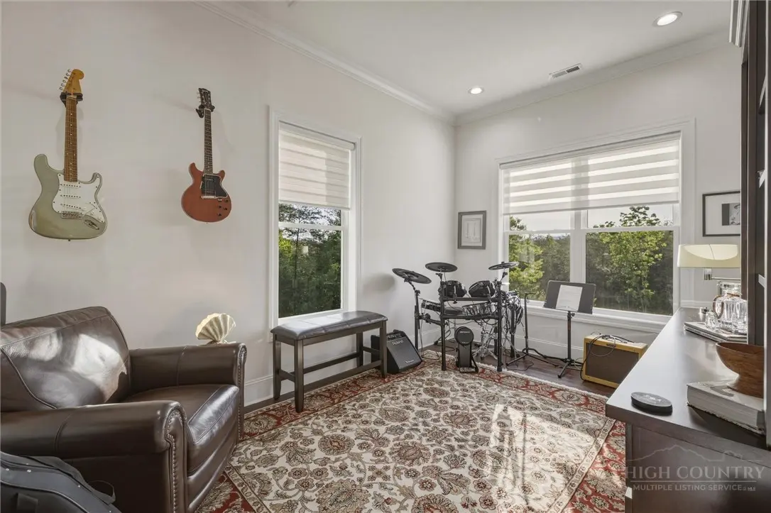 Image number 9 for the current listing
