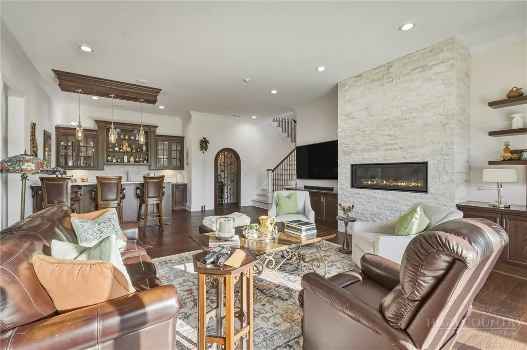 Image number 15 for the current listing