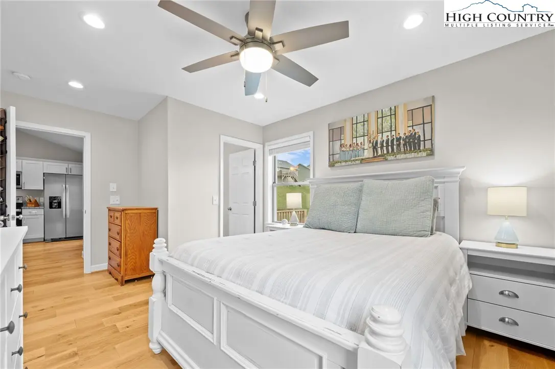 Image number 14 for the current listing