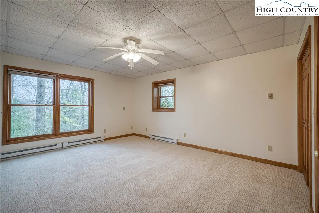 Image number 9 for the current listing
