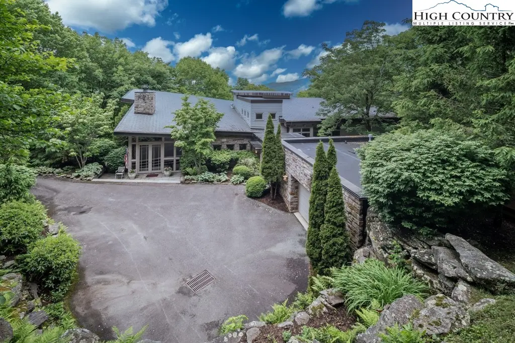 Image number 1 for the current listing
