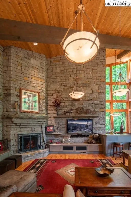 Image number 19 for the current listing