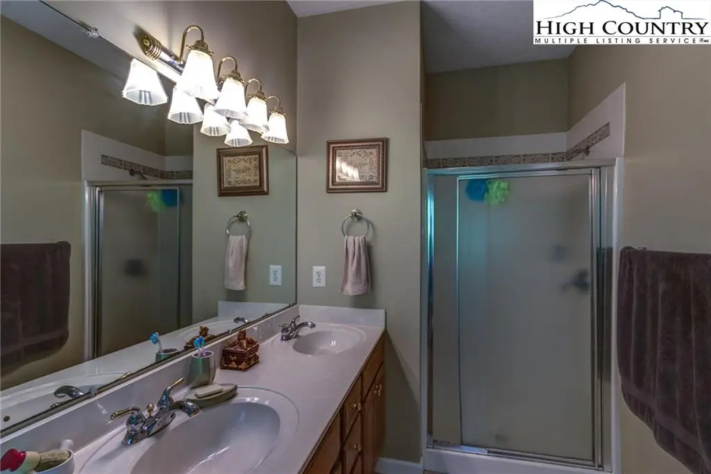 Image number 9 for the current listing