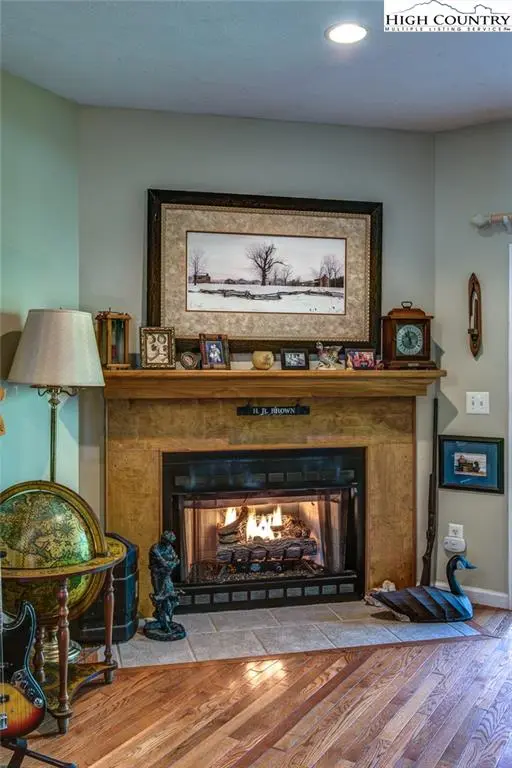 Image number 18 for the current listing