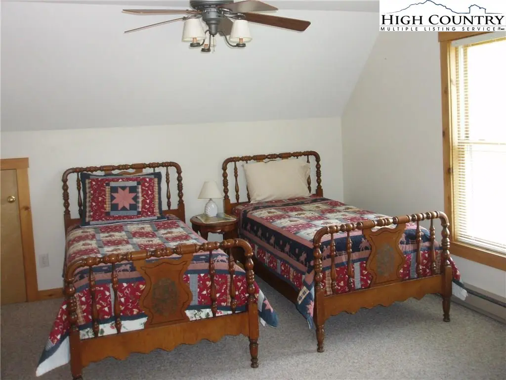 Image number 19 for the current listing