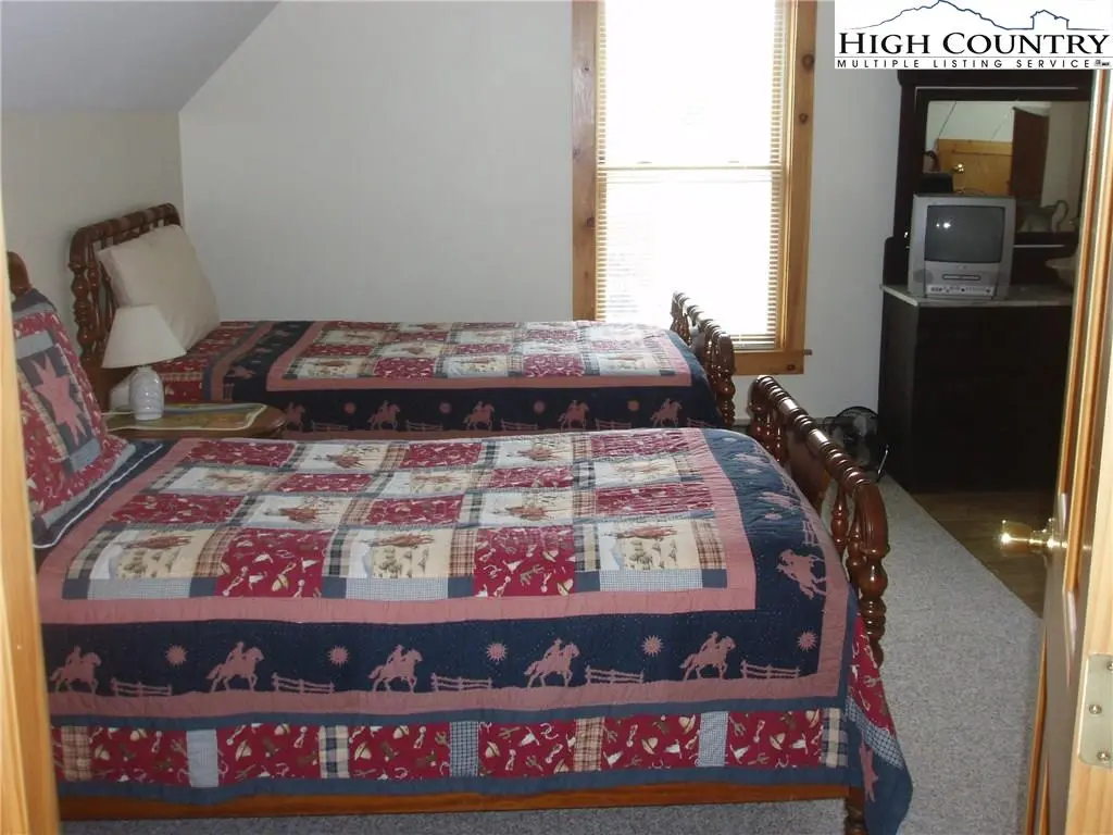Image number 14 for the current listing
