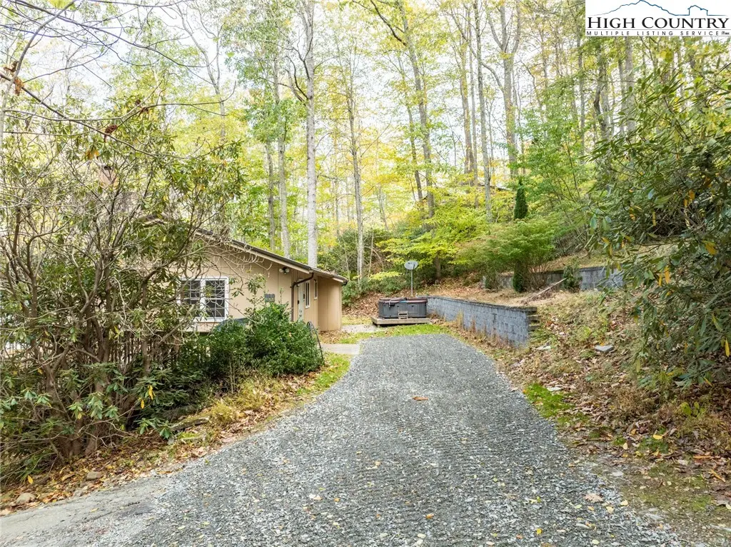 Image number 16 for the current listing