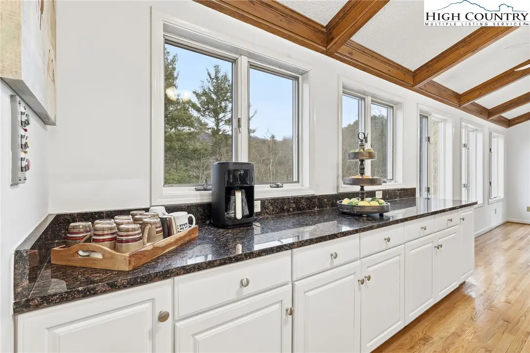 Image number 11 for the current listing