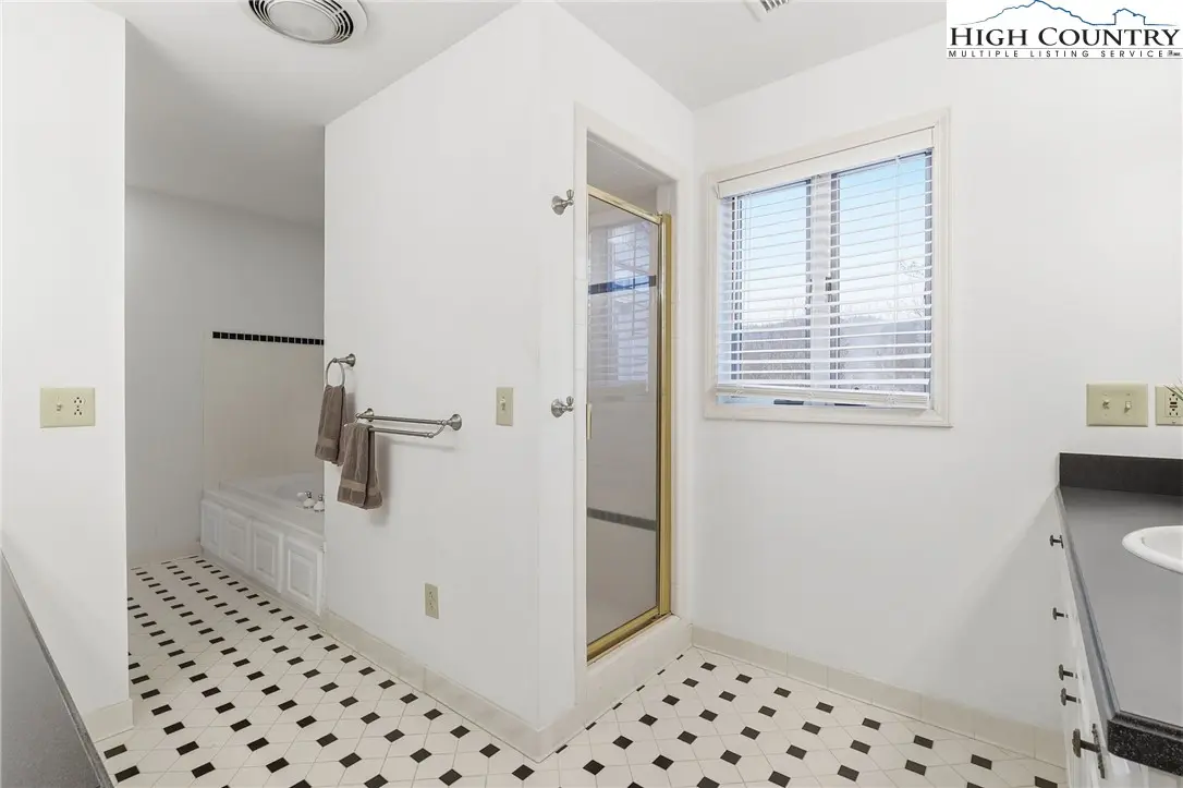 Image number 14 for the current listing