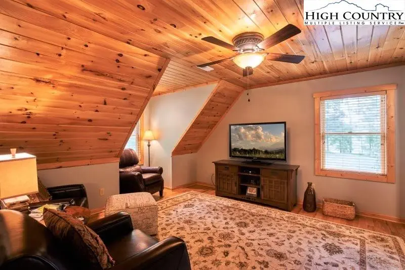 Image number 9 for the current listing
