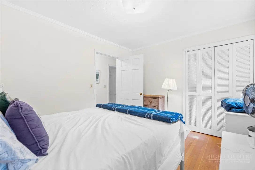 Image number 21 for the current listing