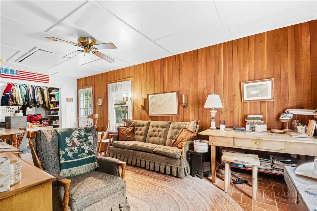 Image number 11 for the current listing