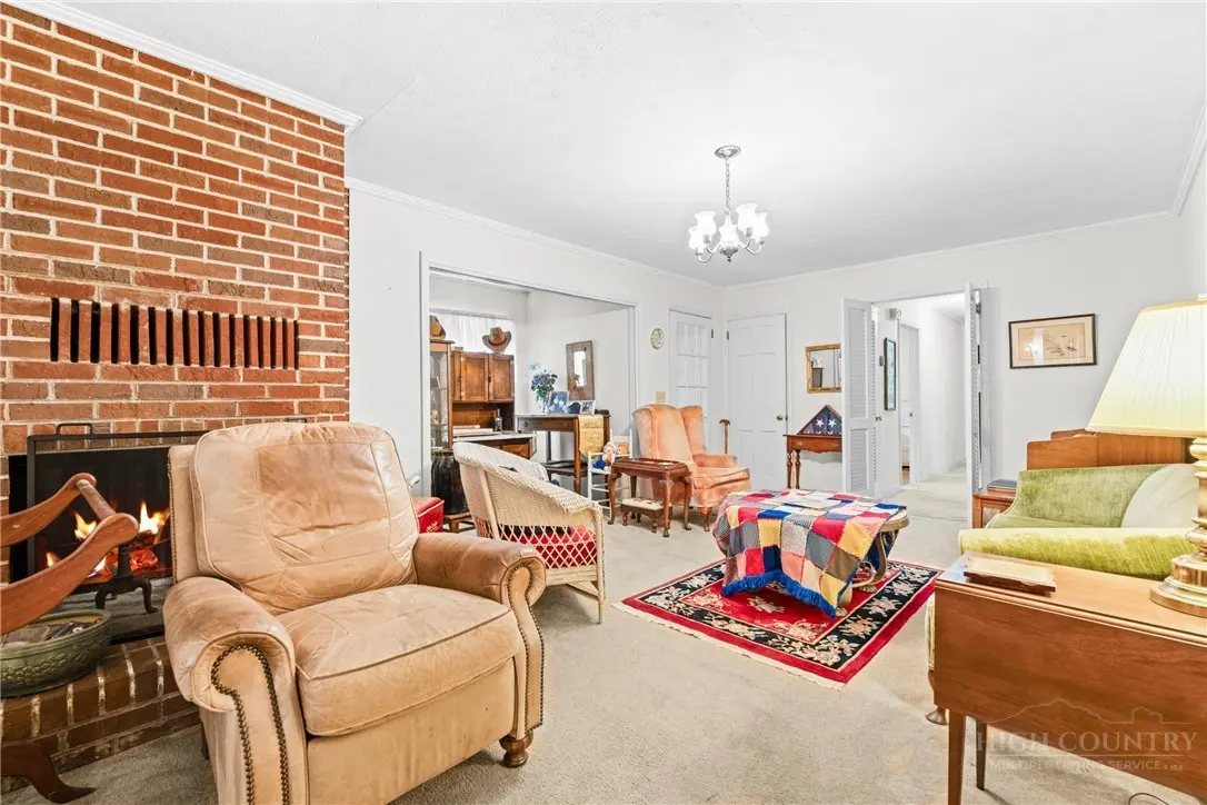 Image number 4 for the current listing