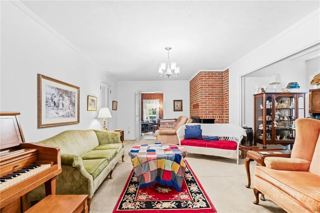 Image number 3 for the current listing