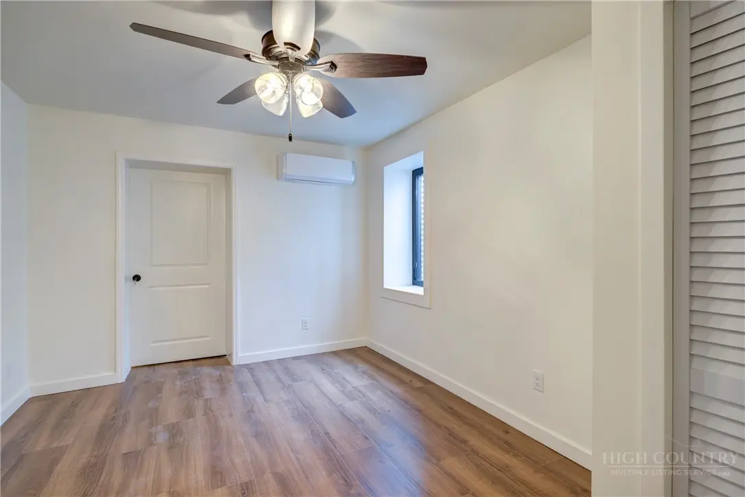Image number 21 for the current listing