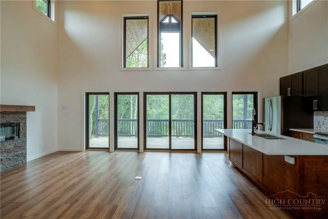 Image number 5 for the current listing