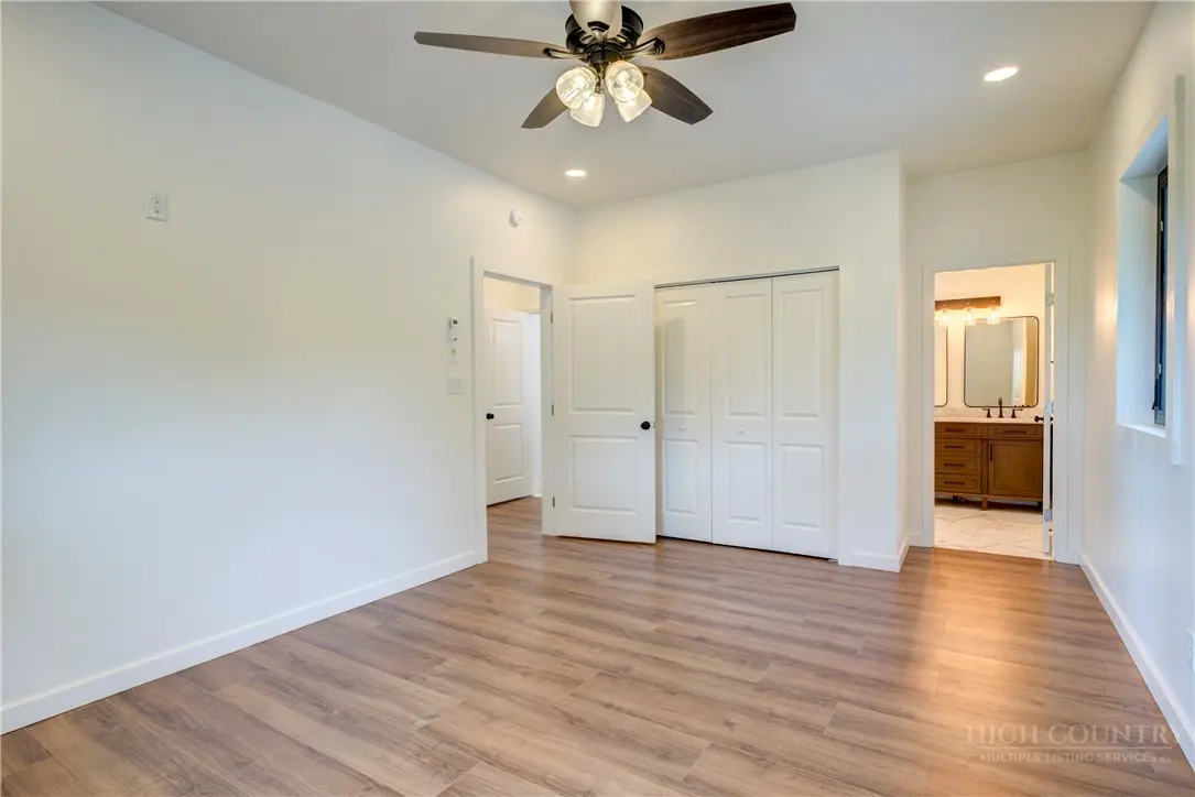 Image number 4 for the current listing