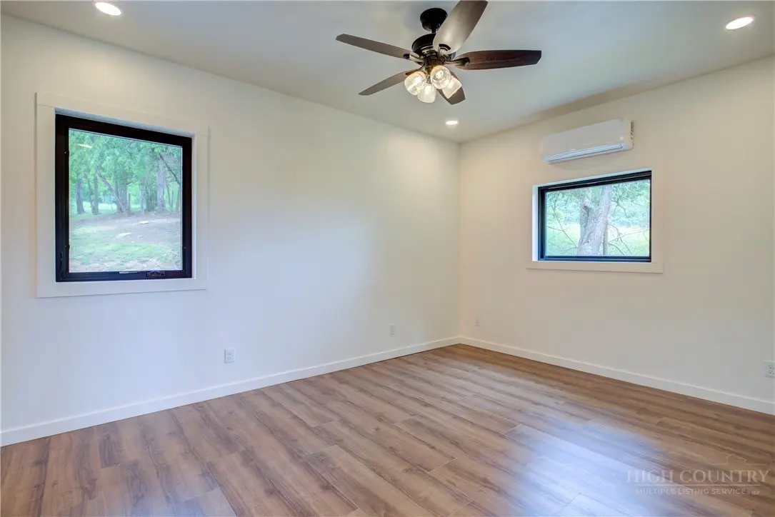 Image number 6 for the current listing