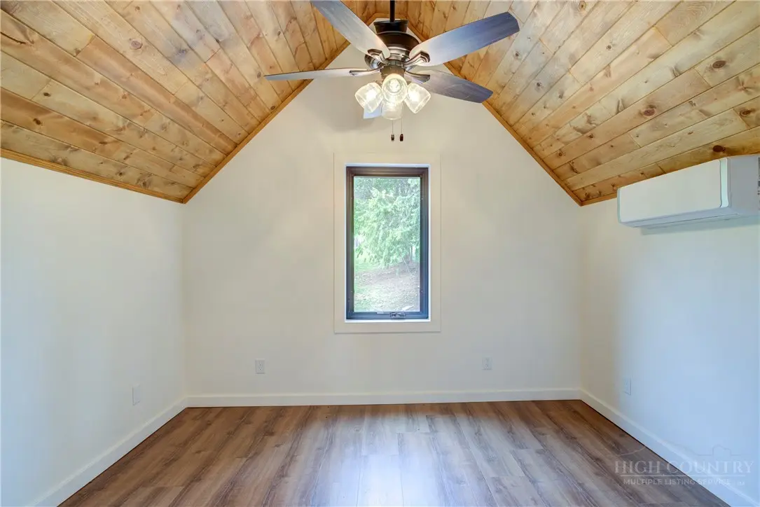 Image number 11 for the current listing