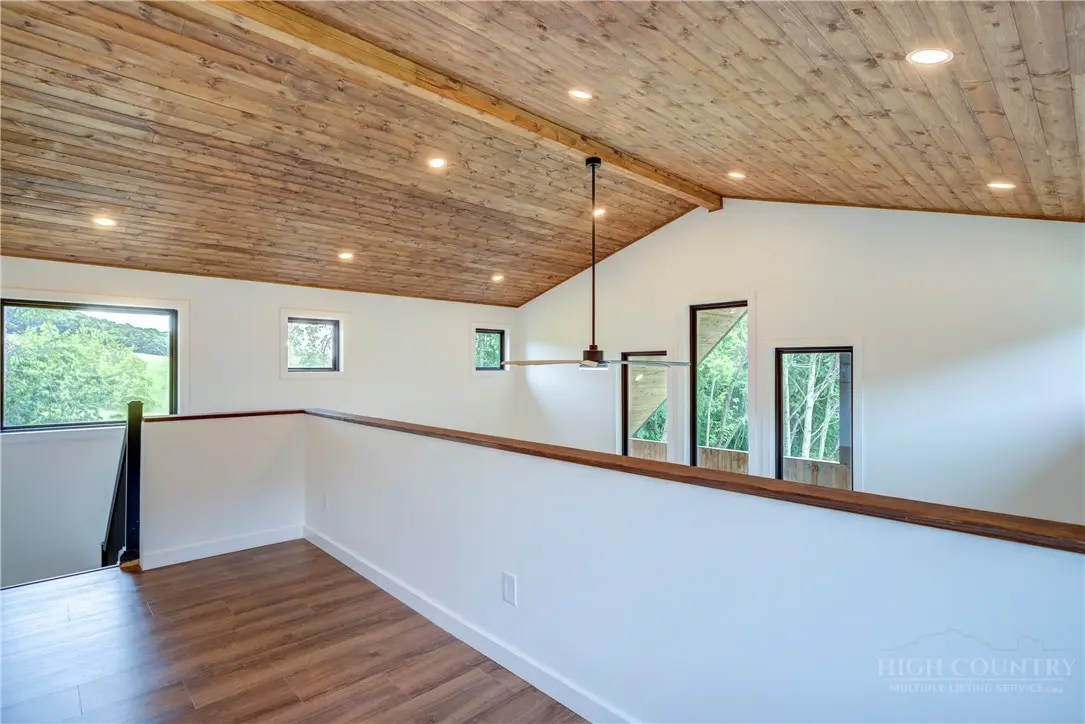 Image number 14 for the current listing